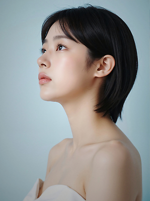 JPG 편집이미지 여자 하늘색 한명 상반신 성인 단발머리 의료성형뷰티 성인여자한명만 편집실사 오프숄더 AI인물포토 AI콘텐츠 1 헤어스타일 상의 사람 파란색 CG 여자한명만 성인여자만 파일형식 AI포토