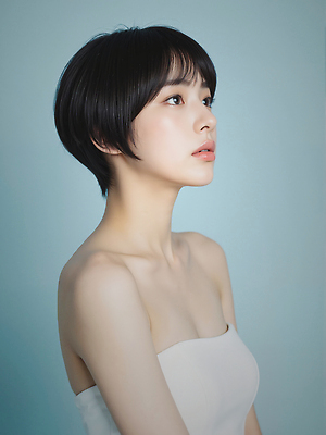 JPG 편집이미지 여자 하늘색 짧은머리 한명 상반신 성인 의료성형뷰티 성인여자한명만 편집실사 오프숄더 AI인물포토 AI콘텐츠 1 헤어스타일 상의 사람 파란색 CG 여자한명만 성인여자만 파일형식 AI포토