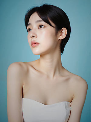 JPG 편집이미지 여자 하늘색 짧은머리 한명 상반신 성인 의료성형뷰티 성인여자한명만 편집실사 오프숄더 AI인물포토 AI콘텐츠 1 헤어스타일 상의 사람 파란색 CG 여자한명만 성인여자만 파일형식 AI포토