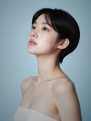 JPG 편집이미지 여자 하늘색 짧은머리 한명 상반신 성인 의료성형뷰티 성인여자한명만 편집실사 오프숄더 AI인물포토 AI콘텐츠 1 헤어스타일 상의 사람 파란색 CG 여자한명만 성인여자만 파일형식 AI포토