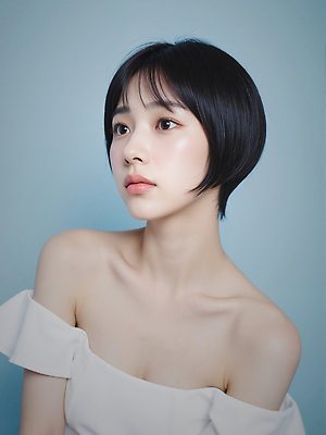 JPG 편집이미지 여자 하늘색 짧은머리 한명 상반신 성인 의료성형뷰티 성인여자한명만 편집실사 오프숄더 AI인물포토 AI콘텐츠 1 헤어스타일 상의 사람 파란색 CG 여자한명만 성인여자만 파일형식 AI포토