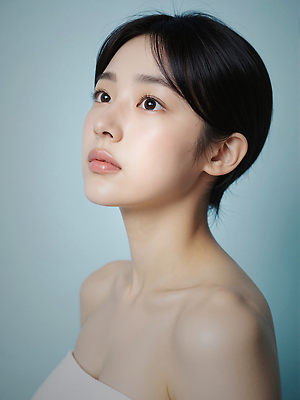 JPG 편집이미지 여자 하늘색 짧은머리 한명 상반신 성인 의료성형뷰티 성인여자한명만 편집실사 오프숄더 AI인물포토 AI콘텐츠 1 헤어스타일 상의 사람 파란색 CG 여자한명만 성인여자만 파일형식 AI포토