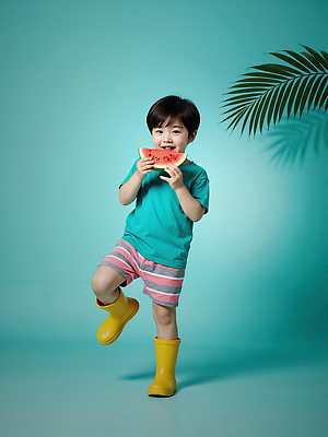 JPG 전신 편집이미지 남자 어린이 반바지 수박 그림자 장화 한명 서기 웃음 들기 소년 여름 즐거움 청록색 활기 다리들기 열대잎 의료성형뷰티 소년한명만 편집실사 AI인물포토 AI콘텐츠 1 계절 감정 컬러 신발 컨셉 잎 과일 바지 모션 표정 사람 CG 남자한명만 소년만 파일형식 AI포토