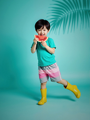 JPG 전신 편집이미지 남자 어린이 반바지 수박 그림자 장화 한명 서기 웃음 들기 소년 여름 즐거움 청록색 활기 다리들기 열대잎 의료성형뷰티 소년한명만 편집실사 AI인물포토 AI콘텐츠 1 계절 감정 컬러 신발 컨셉 잎 과일 바지 모션 표정 사람 CG 남자한명만 소년만 파일형식 AI포토