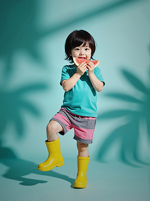 JPG 전신 편집이미지 남자 어린이 반바지 수박 그림자 장화 한명 서기 웃음 들기 소년 여름 즐거움 청록색 활기 다리들기 열대잎 의료성형뷰티 소년한명만 편집실사 AI인물포토 AI콘텐츠 1 계절 감정 컬러 신발 컨셉 잎 과일 바지 모션 표정 사람 CG 남자한명만 소년만 파일형식 AI포토