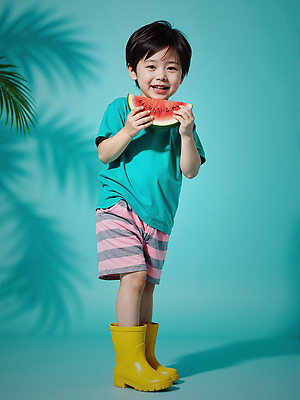 JPG 전신 편집이미지 남자 어린이 반바지 수박 그림자 장화 한명 서기 웃음 들기 소년 여름 즐거움 청록색 활기 다리들기 열대잎 의료성형뷰티 소년한명만 편집실사 AI인물포토 AI콘텐츠 1 계절 감정 컬러 신발 컨셉 잎 과일 바지 모션 표정 사람 CG 남자한명만 소년만 파일형식 AI포토