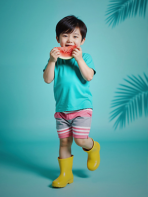 JPG 전신 편집이미지 남자 어린이 반바지 수박 그림자 장화 한명 서기 웃음 들기 소년 여름 즐거움 청록색 활기 다리들기 열대잎 의료성형뷰티 소년한명만 편집실사 AI인물포토 AI콘텐츠 1 계절 감정 컬러 신발 컨셉 잎 과일 바지 모션 표정 사람 CG 남자한명만 소년만 파일형식 AI포토