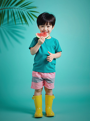 JPG 전신 편집이미지 남자 어린이 반바지 수박 그림자 장화 한명 서기 웃음 들기 소년 여름 즐거움 청록색 활기 다리들기 열대잎 의료성형뷰티 소년한명만 편집실사 AI인물포토 AI콘텐츠 1 계절 감정 컬러 신발 컨셉 잎 과일 바지 모션 표정 사람 CG 남자한명만 소년만 파일형식 AI포토