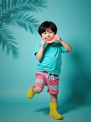 JPG 전신 편집이미지 남자 어린이 반바지 수박 그림자 장화 한명 서기 웃음 들기 소년 여름 즐거움 청록색 활기 다리들기 열대잎 의료성형뷰티 소년한명만 편집실사 AI인물포토 AI콘텐츠 1 계절 감정 컬러 신발 컨셉 잎 과일 바지 모션 표정 사람 CG 남자한명만 소년만 파일형식 AI포토