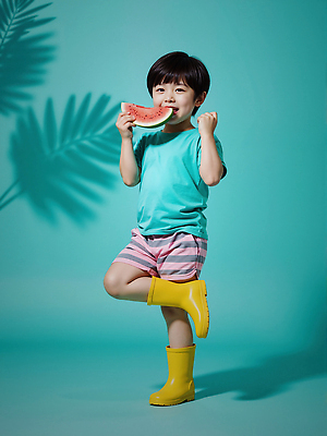 JPG 전신 편집이미지 남자 어린이 반바지 수박 그림자 장화 한명 서기 웃음 들기 소년 여름 주먹 즐거움 청록색 활기 다리들기 열대잎 의료성형뷰티 소년한명만 편집실사 AI인물포토 AI콘텐츠 1 계절 감정 컬러 신발 컨셉 잎 과일 바지 모션 표정 사람 CG 남자한명만 소년만 파일형식 AI포토