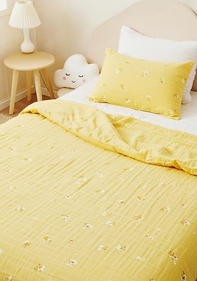 JPG 편집이미지 쿠션 꽃무늬 베개 사람없음 노란색 이불 스탠드 포근함 편안함 낮잠 구름모양 스툴 편집실사 AI포토 AI콘텐츠 모양 꽃 컬러 무늬 의자 침구 조명 잠 감각 CG 파일형식 구름_자연