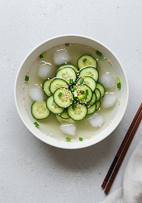 JPG 편집이미지 그릇 젓가락 여름음식 오이 사람없음 얼음 시원함 깨 쪽파 맛있는 오이냉국 편집실사 AI포토 AI콘텐츠 자연요소 식기 음식 채소 식재료 수저 조미료 CG 파 냉국 파일형식 여름_계절