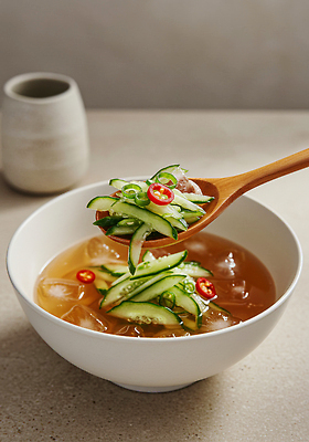 JPG 편집이미지 그릇 여름음식 오이 사람없음 컵 얼음 시원함 홍고추 나무숟가락 맛있는 오이냉국 편집실사 AI포토 AI콘텐츠 자연요소 식기 음식 채소 고추 숟가락 CG 냉국 파일형식 여름_계절