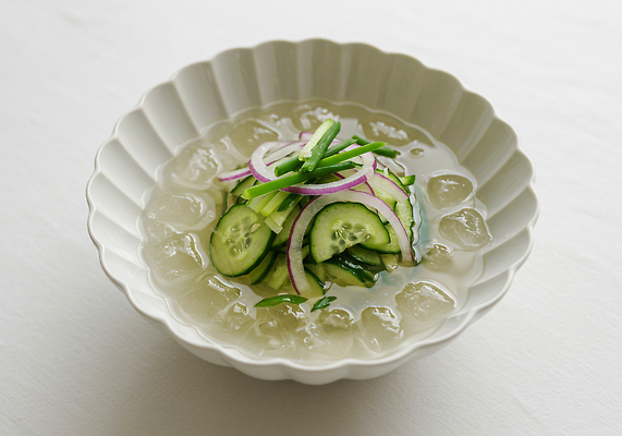 JPG 편집이미지 그릇 여름음식 오이 사람없음 얼음 시원함 적양파 맛있는 오이냉국 편집실사 AI포토 AI콘텐츠 자연요소 식기 음식 채소 양파 CG 냉국 파일형식 여름_계절