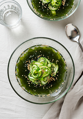 JPG 편집이미지 여름음식 오이 사람없음 물 숟가락 시원함 천 물컵 깨 유리그릇 미역냉국 맛있는 오이냉국 편집실사 AI포토 AI콘텐츠 자연요소 그릇 음식 채소 식재료 유리 수저 컵 직물 조미료 CG 냉국 파일형식 여름_계절