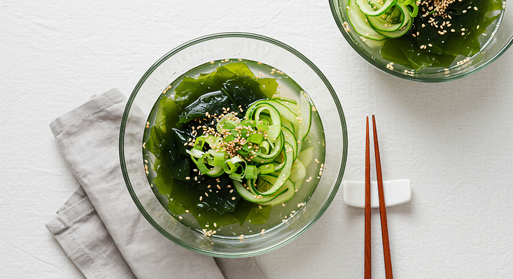 JPG 편집이미지 젓가락 여름음식 오이 사람없음 시원함 천 깨 유리그릇 미역냉국 젓가락받침대 맛있는 오이냉국 편집실사 AI포토 AI콘텐츠 그릇 음식 채소 식재료 유리 수저 직물 조미료 CG 냉국 수저받침대 파일형식 여름_계절