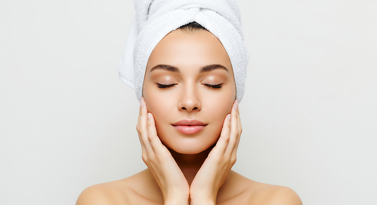 JPG 편집이미지 여자 두건 한명 상반신 성인 뷰티 눈감음 만지기 의료성형뷰티 성인여자한명만 편집실사 AI인물포토 AI콘텐츠 1 모션 사람 CG 여자한명만 성인여자만 파일형식 AI포토