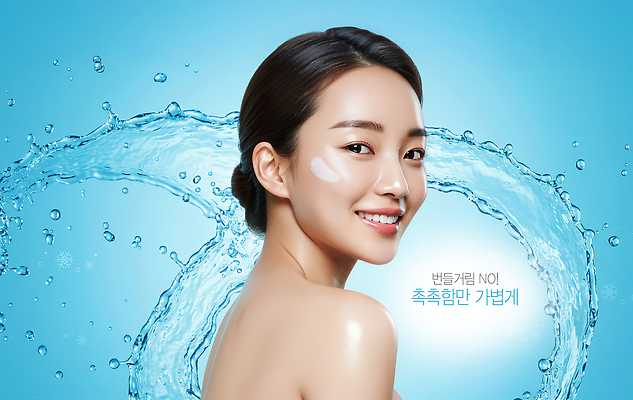 PSD 편집이미지 여자 하늘색 한명 웃음 상반신 성인 촉촉함 수분 크림 튀는물 물흐름 보습 의료성형뷰티 성인여자한명만 이미지편집 1 표정 사람 파란색 젖음 흐름 액체표현 스플래쉬 여자한명만 성인여자만 파일형식