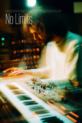 PSD 편집이미지 남자 홍보캐릭터 한명 상반신 성인 빛 콘서트 무대 DJ 디제잉 디제잉기계 성인남자한명만 사운드믹서 이미지편집 캐릭터 1 음향기기 사람 공연 남자한명만 성인남자만 파일형식