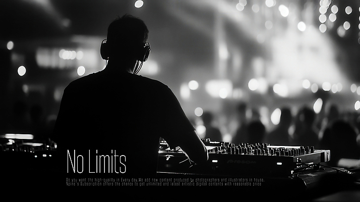 PSD 편집이미지 여자 남자 실루엣 조명 흑백 여러명 상반신 성인 빛 검은색 헤드셋 콘서트 무대 군중 DJ 보케 디제잉기계 성인만 사운드믹서 이미지편집 컬러 음향기기 다수 촬영기법 사람 헤드폰 공연 파일형식