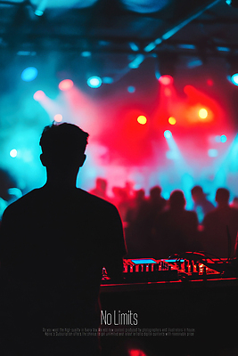 PSD 편집이미지 여자 남자 조명 여러명 상반신 성인 빨간색 파란색 빛 콘서트 무대 군중 DJ 디제잉기계 성인만 사운드믹서 이미지편집 컬러 음향기기 다수 사람 공연 파일형식