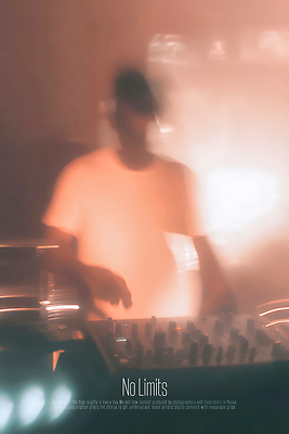 PSD 편집이미지 남자 한명 상반신 성인 빛 갈색 콘서트 무대 DJ 흔들림 보케 디제잉기계 성인남자한명만 사운드믹서 이미지편집 1 컬러 음향기기 모션 사람 공연 남자한명만 성인남자만 파일형식