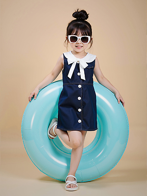 JPG 전신 모델 편집이미지 원피스 여자 패션 리본 어린이 포즈 스튜디오 한명 미소 소녀 선글라스 귀여움 기댐 잡기 샌들 올림머리 튜브 여름옷 다리들기 베이지색 의료성형뷰티 소녀한명만 편집실사 AI인물포토 AI콘텐츠 1 헤어스타일 옷 안경 컬러 신발 컨셉 모션 표정 사람 CG 여자한명만 소녀만 파일형식 여름_계절 AI포토