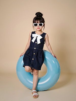 JPG 전신 모델 편집이미지 원피스 여자 패션 리본 어린이 포즈 스튜디오 한명 미소 소녀 선글라스 귀여움 기댐 잡기 샌들 올림머리 튜브 여름옷 다리들기 베이지색 의료성형뷰티 소녀한명만 편집실사 AI인물포토 AI콘텐츠 1 헤어스타일 옷 안경 컬러 신발 컨셉 모션 표정 사람 CG 여자한명만 소녀만 파일형식 여름_계절 AI포토