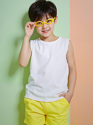 JPG 모델 편집이미지 남자 어린이 포즈 한명 미소 소년 민소매 잡기 주머니손 여름옷 의료성형뷰티 소년한명만 안경낌 편집실사 AI인물포토 AI콘텐츠 1 옷 안경 상의 모션 표정 사람 CG 남자한명만 소년만 파일형식 여름_계절 AI포토