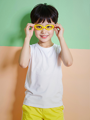 JPG 모델 편집이미지 남자 어린이 포즈 한명 미소 소년 민소매 잡기 여름옷 의료성형뷰티 소년한명만 안경낌 편집실사 AI인물포토 AI콘텐츠 1 옷 안경 상의 모션 표정 사람 CG 남자한명만 소년만 파일형식 여름_계절 AI포토