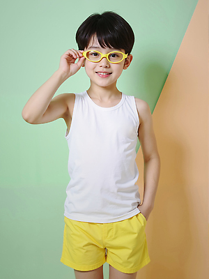 JPG 모델 편집이미지 남자 어린이 포즈 한명 미소 소년 민소매 잡기 주머니손 여름옷 의료성형뷰티 소년한명만 안경낌 편집실사 AI인물포토 AI콘텐츠 1 옷 안경 상의 모션 표정 사람 CG 남자한명만 소년만 파일형식 여름_계절 AI포토