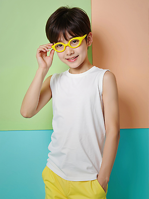 JPG 모델 편집이미지 남자 어린이 포즈 한명 미소 소년 민소매 잡기 주머니손 여름옷 의료성형뷰티 소년한명만 안경낌 편집실사 AI인물포토 AI콘텐츠 1 옷 안경 상의 모션 표정 사람 CG 남자한명만 소년만 파일형식 여름_계절 AI포토