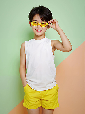 JPG 모델 편집이미지 남자 어린이 포즈 한명 미소 소년 민소매 잡기 주머니손 여름옷 의료성형뷰티 소년한명만 안경낌 편집실사 AI인물포토 AI콘텐츠 1 옷 안경 상의 모션 표정 사람 CG 남자한명만 소년만 파일형식 여름_계절 AI포토