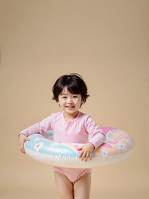 JPG 모델 편집이미지 여자 수영복 어린이 포즈 스튜디오 한명 웃음 들기 소녀 즐거움 튜브 베이지색 의료성형뷰티 소녀한명만 편집실사 AI인물포토 AI콘텐츠 1 옷 감정 컬러 모션 표정 사람 CG 여자한명만 소녀만 파일형식 AI포토