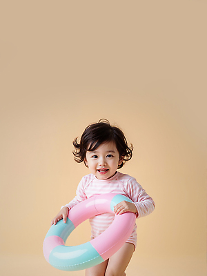 JPG 모델 편집이미지 여자 수영복 어린이 포즈 스튜디오 한명 웃음 들기 소녀 즐거움 튜브 베이지색 의료성형뷰티 소녀한명만 편집실사 AI인물포토 AI콘텐츠 1 옷 감정 컬러 모션 표정 사람 CG 여자한명만 소녀만 파일형식 AI포토