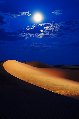 JPG 구름 편집이미지 야경 밤하늘 풍경 사람없음 파란색 사막 모래언덕 달빛 편집실사 AI포토 AI콘텐츠 자연요소 컬러 하늘 달 야간 언덕 CG 파일형식 풍경_경치