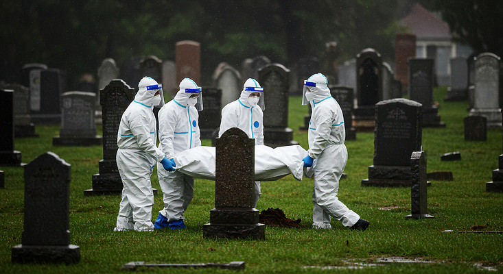 JPG 전신 편집이미지 들기 여러명 성인 유행 의료진 죽음 공동묘지 질병 감염 방역 의료성형뷰티 성인만 검역 방역복 편집실사 니파바이러스 AI인물포토 AI콘텐츠 직업 옷 다수 의학 모션 사람 무덤 바이러스 위생 CG 파일형식 AI포토