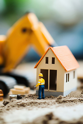 JPG 전신 편집이미지 남자 건축 주택 한명 성인 장난감 흙 미니어처 건설현장 중장비 안전모 성인남자한명만 건설근로자 편집실사 AI포토 AI콘텐츠 직업 1 건설업 사람 건물 모형 산업장비 헬멧 안전장비 CG 남자한명만 성인남자만 파일형식