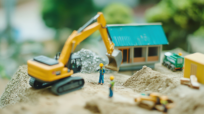 JPG 전신 편집이미지 남자 건축 주택 성인 두명 장난감 흙 미니어처 건설현장 안전모 포크레인 성인남자만 건설근로자 편집실사 AI포토 AI콘텐츠 직업 건설업 사람 건물 모형 중장비 헬멧 안전장비 CG 남자만 성인만 파일형식