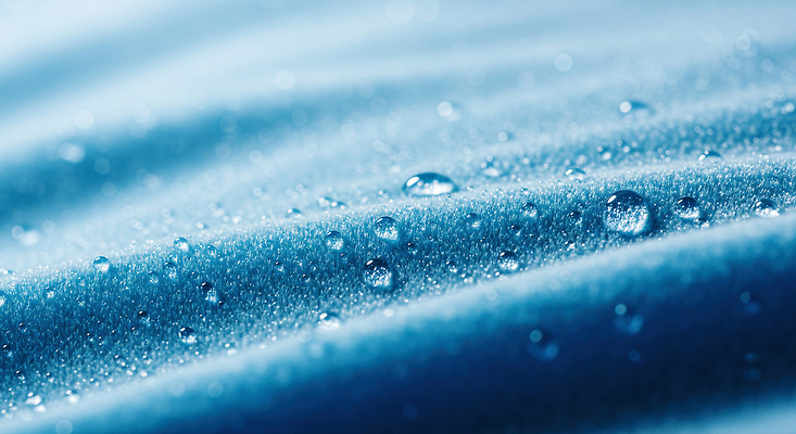 JPG 편집이미지 사람없음 물 파란색 이불 물방울 주름 이슬 시원함 천 편집실사 AI포토 AI콘텐츠 자연요소 컬러 침구 직물 CG 파일형식