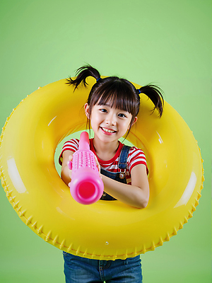 JPG 편집이미지 여자 어린이 양갈래머리 한명 미소 들기 소녀 노란색 튜브 물총 물총놀이 의료성형뷰티 소녀한명만 동심 편집실사 AI인물포토 AI콘텐츠 1 헤어스타일 컬러 모션 놀이 표정 사람 CG 여자한명만 소녀만 파일형식 AI포토