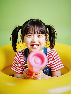 JPG 편집이미지 여자 어린이 양갈래머리 한명 미소 들기 소녀 상반신 노란색 조준 튜브 물총 물총놀이 의료성형뷰티 소녀한명만 동심 편집실사 AI인물포토 AI콘텐츠 1 헤어스타일 컬러 모션 놀이 표정 사람 CG 여자한명만 소녀만 파일형식 AI포토