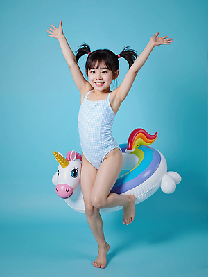 JPG 전신 편집이미지 여자 수영복 어린이 양갈래머리 한명 미소 소녀 파란색 점프 만세 즐거움 튜브 유니콘 의료성형뷰티 소녀한명만 편집실사 AI인물포토 AI콘텐츠 1 헤어스타일 옷 감정 컬러 모션 표정 사람 CG 여자한명만 소녀만 파일형식 AI포토