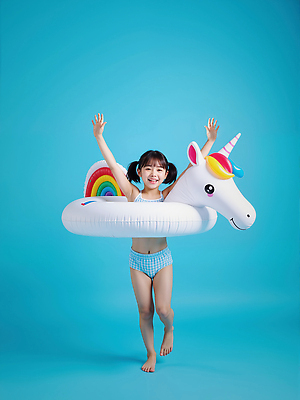 JPG 전신 편집이미지 여자 수영복 어린이 양갈래머리 한명 미소 소녀 파란색 점프 만세 즐거움 튜브 유니콘 의료성형뷰티 소녀한명만 편집실사 AI인물포토 AI콘텐츠 1 헤어스타일 옷 감정 컬러 모션 표정 사람 CG 여자한명만 소녀만 파일형식 AI포토