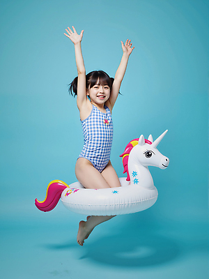 JPG 전신 편집이미지 여자 수영복 어린이 양갈래머리 한명 미소 소녀 파란색 점프 만세 즐거움 튜브 유니콘 의료성형뷰티 소녀한명만 편집실사 AI인물포토 AI콘텐츠 1 헤어스타일 옷 감정 컬러 모션 표정 사람 CG 여자한명만 소녀만 파일형식 AI포토