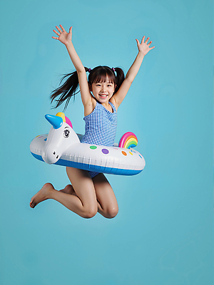 JPG 전신 편집이미지 여자 수영복 어린이 양갈래머리 한명 미소 소녀 파란색 점프 만세 즐거움 튜브 유니콘 의료성형뷰티 소녀한명만 편집실사 AI인물포토 AI콘텐츠 1 헤어스타일 옷 감정 컬러 모션 표정 사람 CG 여자한명만 소녀만 파일형식 AI포토