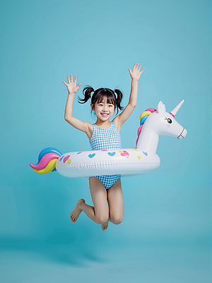 JPG 전신 편집이미지 여자 수영복 어린이 양갈래머리 한명 미소 소녀 파란색 점프 만세 즐거움 튜브 유니콘 의료성형뷰티 소녀한명만 편집실사 AI인물포토 AI콘텐츠 1 헤어스타일 옷 감정 컬러 모션 표정 사람 CG 여자한명만 소녀만 파일형식 AI포토