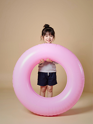 JPG 전신 편집이미지 여자 어린이 한명 미소 들기 소녀 튜브 의료성형뷰티 소녀한명만 편집실사 AI인물포토 AI콘텐츠 1 모션 표정 사람 CG 여자한명만 소녀만 파일형식 AI포토