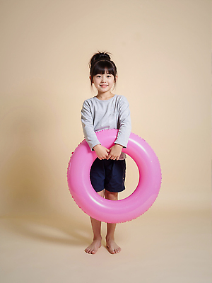 JPG 전신 편집이미지 여자 어린이 한명 미소 들기 소녀 튜브 의료성형뷰티 소녀한명만 편집실사 AI인물포토 AI콘텐츠 1 모션 표정 사람 CG 여자한명만 소녀만 파일형식 AI포토