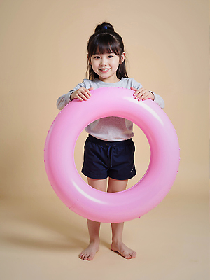 JPG 전신 편집이미지 여자 어린이 한명 미소 들기 소녀 튜브 의료성형뷰티 소녀한명만 편집실사 AI인물포토 AI콘텐츠 1 모션 표정 사람 CG 여자한명만 소녀만 파일형식 AI포토